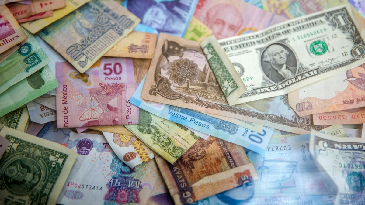 Banknotes in several currencies